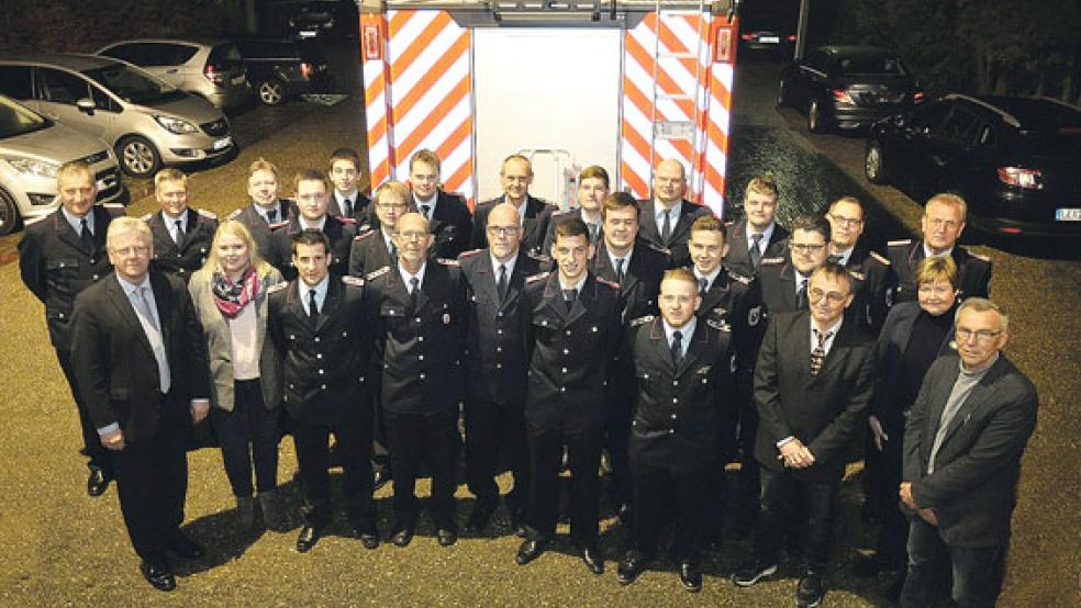 Brandbekämpfer mit Bürgermeister: (hinten von links) Wilhelm Heijen, Ingo Janssen, Hans-Jürgen Yzer, Sven van der Veen, Renke Janssen, Frank Ostendorp, Robert Sanders, Ingo Wolters, Ingo Tierel, Stadtbrandmeister Jörg Fisser, stellvertretender Stadtbrandmeister Helmut Erfkamp sowie (Mitte von links) Malte Priet, Lukas Bloem, Wenko Kuper, Nico Diddens, Timo Abbas, Pastorin Anne Ulferts und (vorne von links) Bürgermeister Ludwig Sonnenberg, Gesa Bojen vom Ordnungsamt, Uwe Barth, Markus Diddens, Jörg Brants, Timo Meeuw, Florian Smidt sowie die Ortsvorsteher Garrelt Janssen und Hans-Ludwig Timmer. © Foto: Wolters