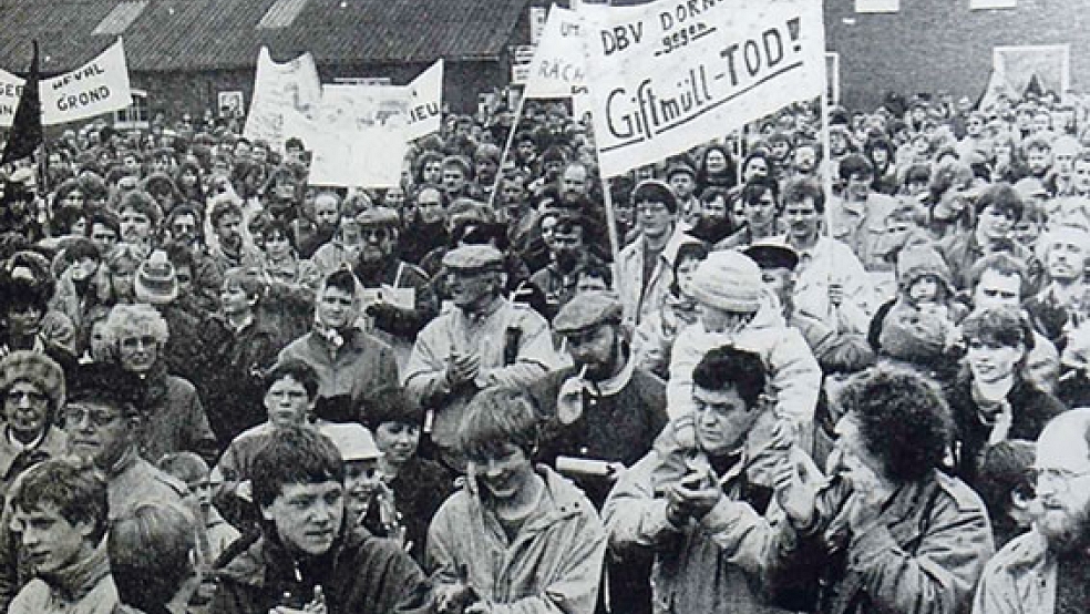 Ein Rückblick: Im April 1987 strömten mehr als 2000 Menschen zu einer Großdemonstration gegen die Einlagerung von Giftmüll in Ostfriesland nach Jemgum.  © Fotos: RZ-Archiv