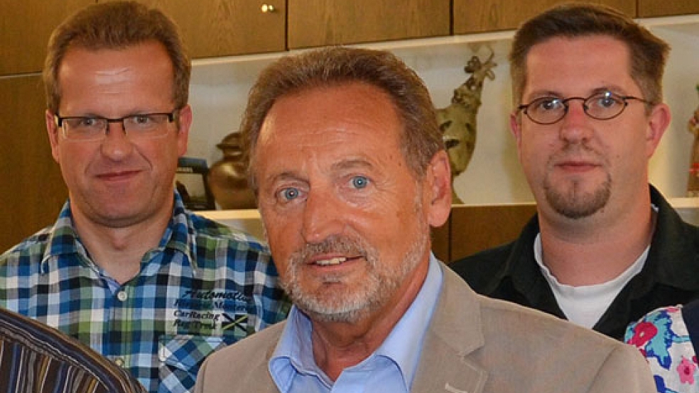 Andreas Sinningen und Joachim Steffen (links) sind seit 2013 nebenamtliche Geschäftsführer der Hafen und Tourismus GmbH, vorne Wilhelm Dreesmann, bei ihrem Amtsantritt amtierender Bürgermeister der Stadt Weener. © Foto: RZ-Archiv