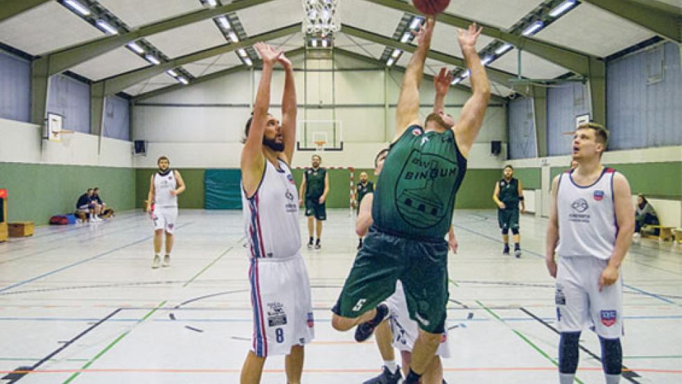 Marco Janßen (am Ball) war mit Kai Bunger in Aurich erfolgreichster Scorer für die Bingumer. © Archivfoto: Ostendorp