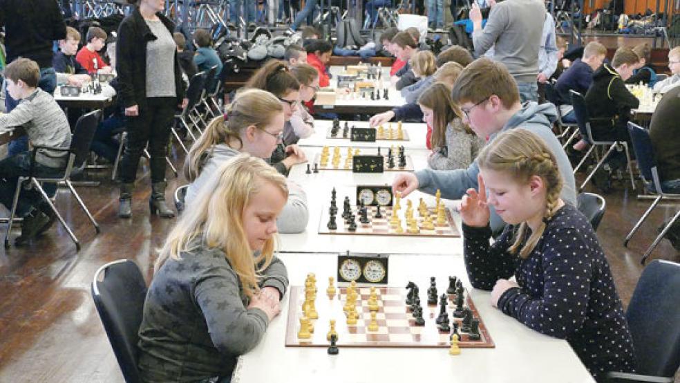 Ein eher seltenes Bild: Mädchen und Frauen sind im Schachsport nach wie vor klar in der Minderheit.  © Foto: Jürgens