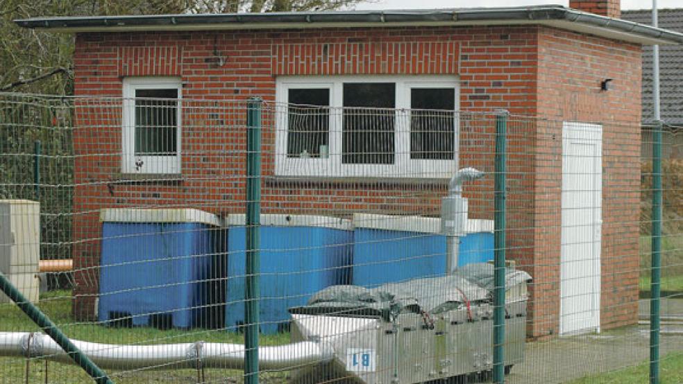 An der Pumpstation in Bingum trifft das Abwasser aus Jemgum ein. Der faulige Gestank wird mit der Zugabe von Eisensulfat und seit Dezember mit einer Filteranlage (im Vordergrund) bekämpft. © Foto: Szyska