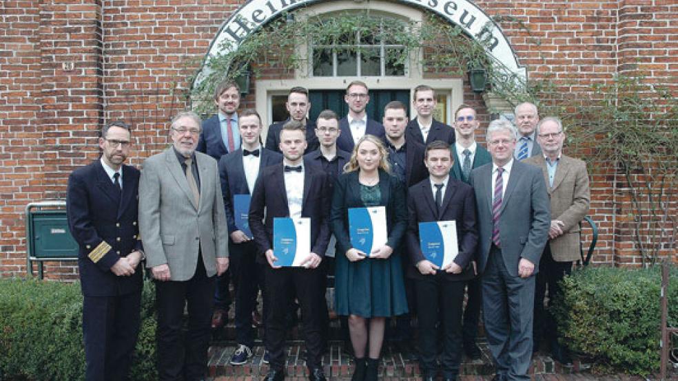 Nach der Freisprechung (von links): Fregattenkapitän Axel Grässlin (Leiter des Bundeswehr-Depots Nord in Wilhelmshaven), Ferdinand Reit (Vorsitzender des Prüfungsausschusses) und Bastian Wehr (Industrie- und Handelskammer) sowie (von rechts) Klaus Steinl (Leiter des Bundeswehr-Dienstleistungszentrums Leer), ABW-Leiter Uwe Neessen und Bürgermeister Ludwig Sonnenberg mit den erfolgreichen ABW-Prüflingen. © Foto: Szyska