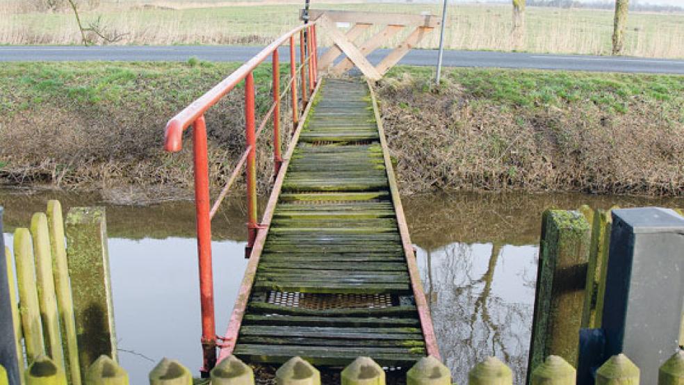 Die etwa 50 Jahre alte Fußgängerbrücke über das Sieltief war aus Sicherheitsgründen im Frühling 2016 gesperrt und 2017 dann auch abgerissen worden. Das bedeutete das Ende für einen beliebten Spazierweg. © Archivfoto: Hanken
