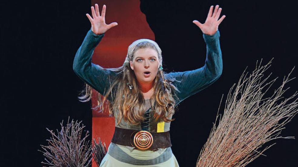 Die »kleine Hexe« war auch in Weener nicht zu bremsen, leider erkrankte ein Schauspieler-Kollege, und zwei Aufführungen mussten zunächst ausfallen. © Foto: Landesbühne