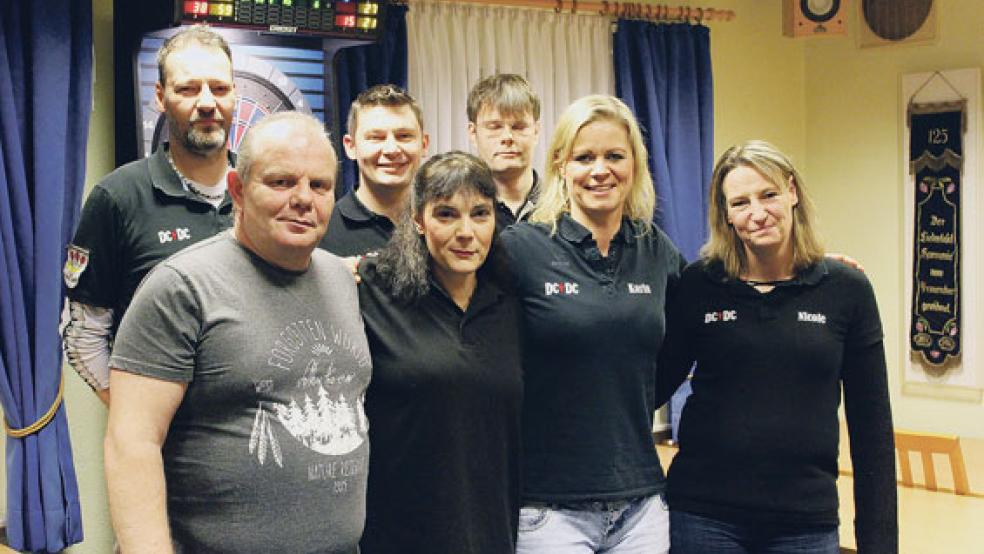 Der Dartclub »Deichchaoten« trägt seine Heimspiele in der Pension Harmonie in Weener aus. Das Foto zeigt von links: Carsten Kleimann, Wolfgang Tirrel, Stefan Nanninga, Silke Poppen, Jens Steevens, Karin Steevens und Nicole Kleimann. © Fotos: Berents
