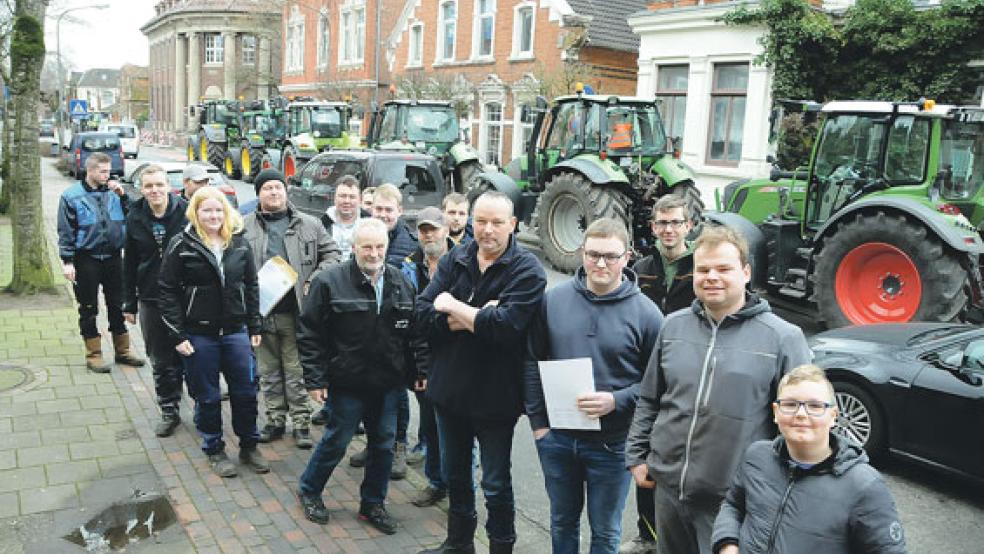 Mit Schleppern in Leer: Rund 30 Landwirte besuchten das Wahlkreisbüro der SPD an der Friesenstraße. © Foto: Wolters