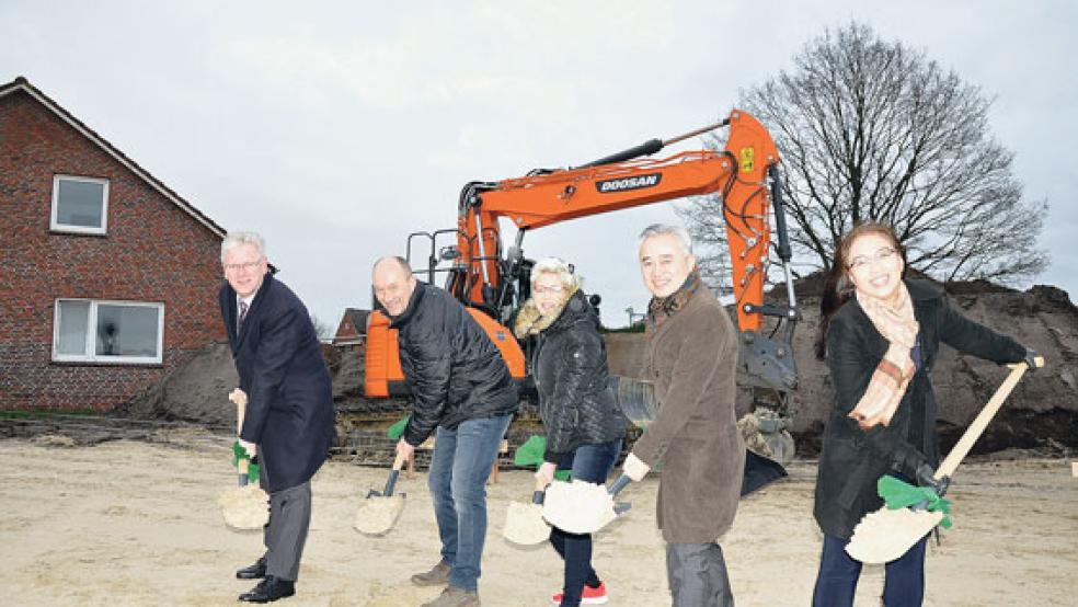Freuen sich über den offiziellen Spatenstich für die neue Zahnarztpraxis in Tichelwarf (von links): Bürgermeister Ludwig Sonnenberg, Gerhard Janßen (Niedersächsische Landgesellschaft), Anja Görtemaker-Willms (Praxismanagerin), Dr. Ngoc-Thinh Vo und seine Ehefrau Tam Nguyen. © Foto: Boelmann