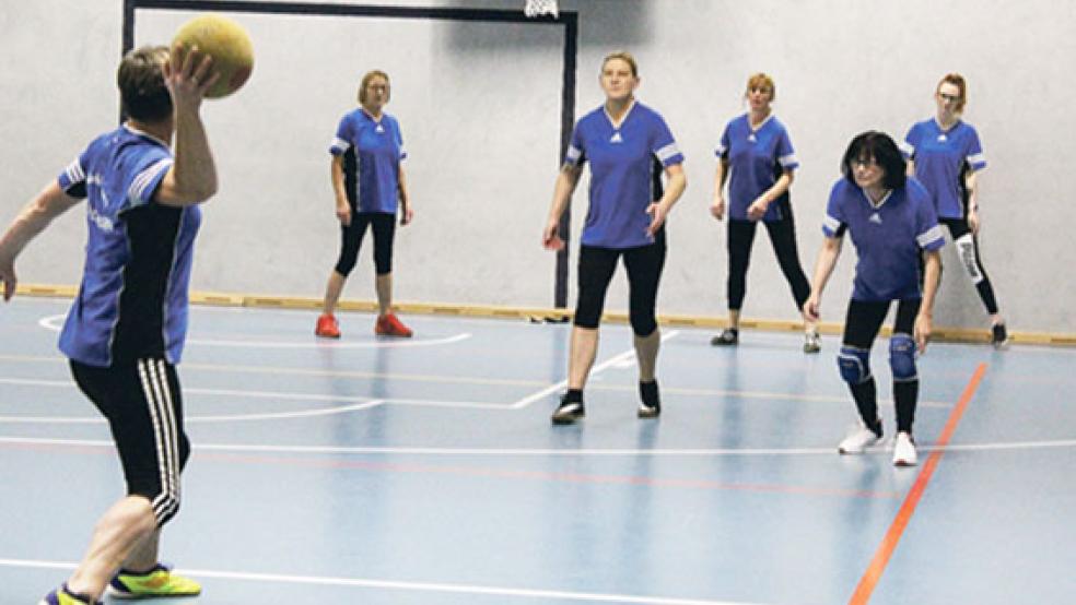 Die Völkerballerinnen aus Holthusen trainieren dienstags in der Sporthalle an der Grundschule in Holthusen. Neben der Hand-Augen-Koordination wird dort auch die Ausdauer der Spielerinnen auf die Probe gestellt. © Foto: Berents