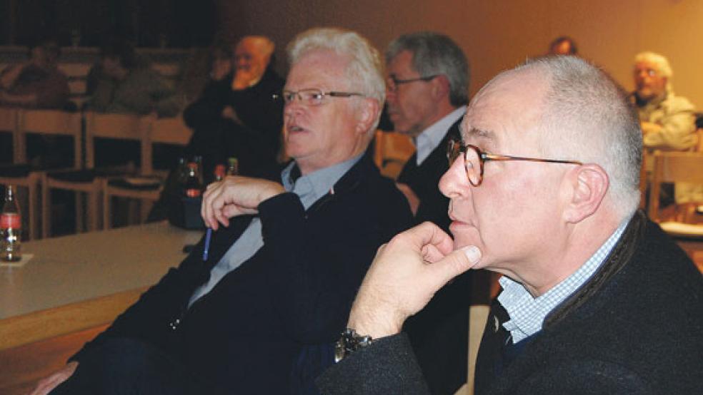 Aufmerksame Zuhörer: Bürgermeister Hans-Peter Heikens und Dieter Gottwald (links), ist als Vorsitzender des Gewerbevereins beratendes Mitglied im Ausschuss.  © Hoegen