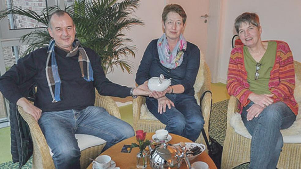 Ein Sparschwein mit 601,20 Euro überreichten Harm-Theo Theile und Helga Müller an Marlies Smidt, Vorsitzende der Hospiz-Initiative Leer (von links). © Foto: Wolters