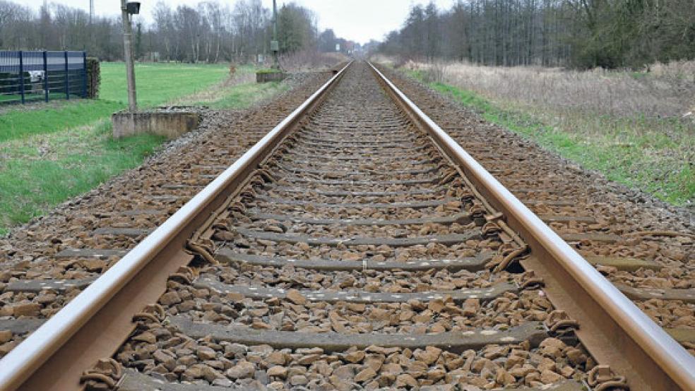Auch Erdbohrungen sollen auf der Bahnstrecke im Rheiderland erfolgen. Wann die Nachtbauarbeiten beginnen, steht allerdings noch nicht fest.  © Foto: Boelmann