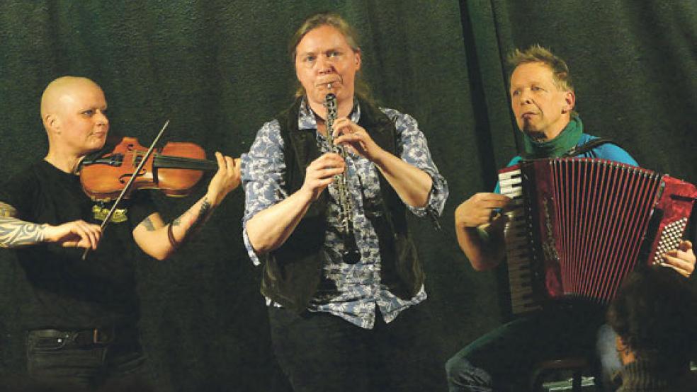 Ohne Technik, aber auf hohem spieltechnischen Niveau: Geigerin Jule Schwarz, Martin Quetsche mit dem Akkordeon und Christine von Bülow an der Oboe bei ihrem Auftritt in Freepsum. © Foto: Jürgens