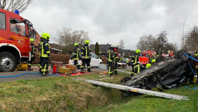 BMW nach Kollision kopfüber in Graben