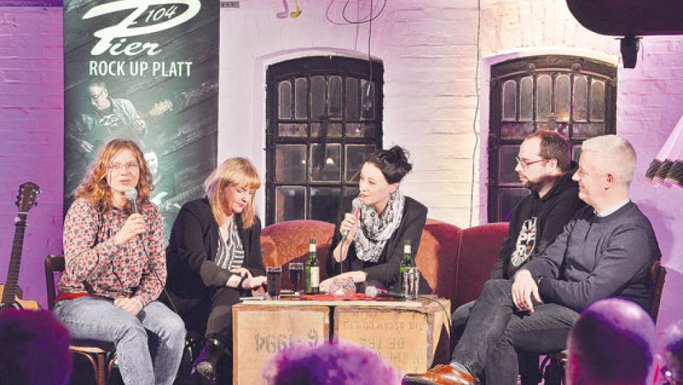 Moderatorin Annie Heger (dritte von links) sorgte gemeinsam mit ihren illustren Talkgästen Poetry Slammerin Gesche Gloystein, Sängerin Insina Lüschen, Frontmann der Punkband »Schkandamokers« Jens Cramer und Landrat Matthias Groote für gute Stimmung im Zollhaus. © Fotos: Ammermann