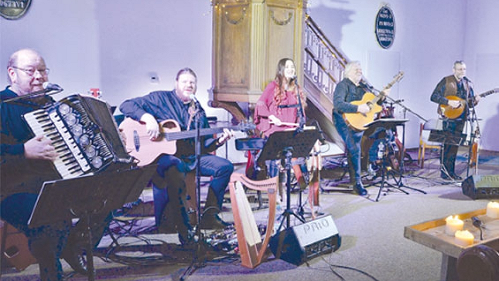 Die ostfriesische Folkgruppe »Laway« spielte vor knapp 140 Zuschauern in der Kirche von Möhlenwarf. © Fotos: Ammermann