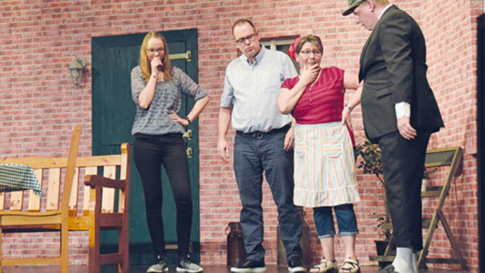 Jens Petersen alias Okko Duismann hat sich für den Besuch seiner Tante fein gemacht. Die anderen scheinen von seinem Outfit allerdings nicht sehr begeistert zu sein. © Fotos: Himstedt