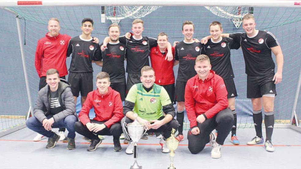 Überraschung in Bunde: Der SV Ems Jemgum sicherte sich den Turniersieg mit einem Sieg über TV Bunde II. © Fotos: Berents