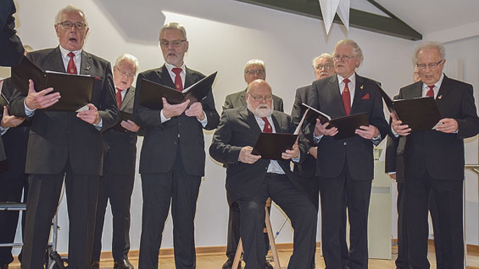 Machte den Senioren in Wymeer eine Freude: Der Männerchor »Euterpe« aus Leer. © Fotos: Himstedt