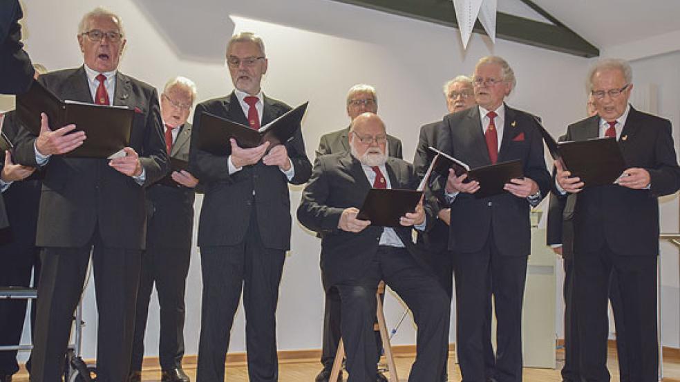 Machte den Senioren in Wymeer eine Freude: Der Männerchor »Euterpe« aus Leer. © Fotos: Himstedt