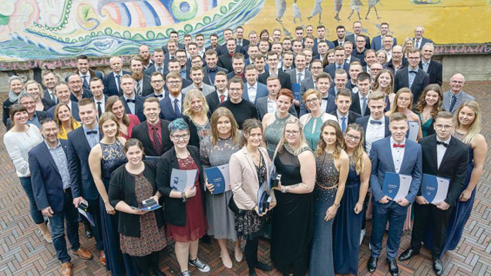 Freisprechung bei VW: Die neuen Fachkräfte mit ihren Ausbildern, dem Betriebsrat und Werkleiter Uwe Schwartz. © Foto: VW