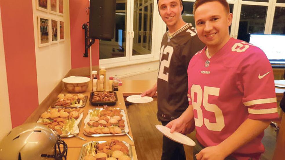 Lukas Boomgaarden (links) und Ole Nitters waren die ersten am Buffet.  © Fotos: Born