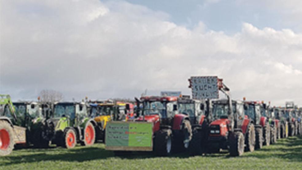 Hunderte Trecker sind heute in die Grafschaft Bentheim gekommen. Darunter waren auch Bauern aus dem Rheiderland.  © Foto: privat