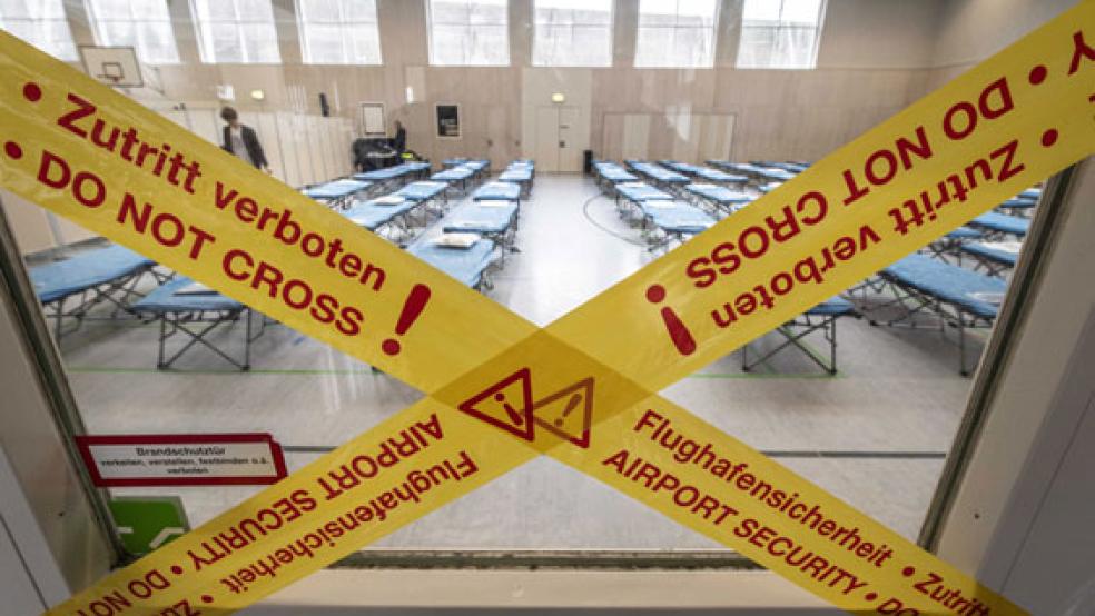 Feldbetten wurden vor wenigen Tagen in einer Turnhalle auf dem Gelände des Flughafens in Frankfurt für die Ankunft von Menschen aus dem vom Corona-Virus besonders betroffenen chinesischen Gebiet um Wuhan bereitgestellt. © Foto: Roesseler (dpa)