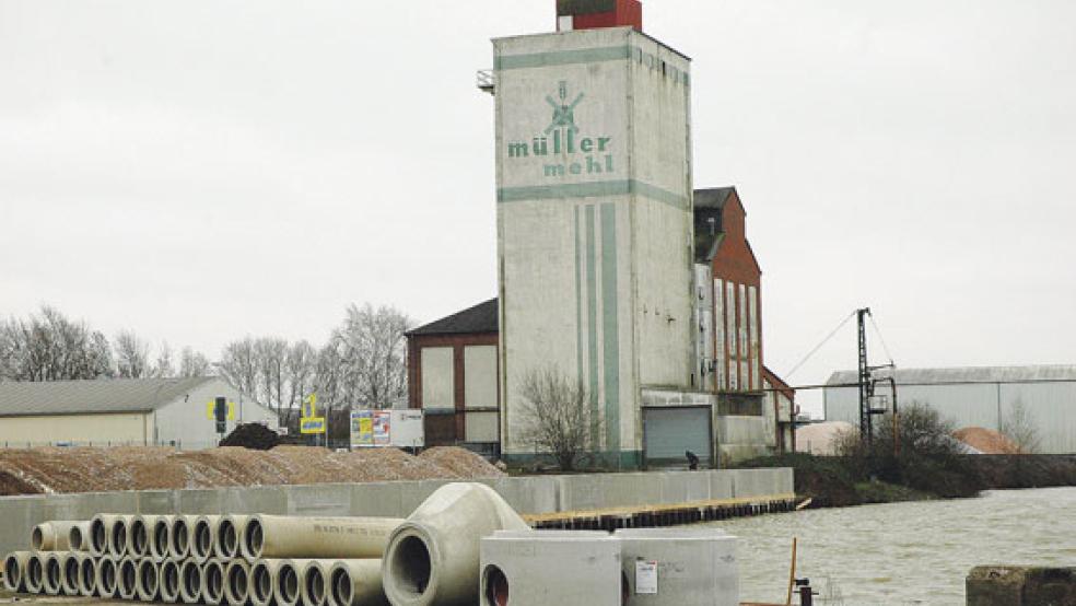 Der markante Turm prägt seit den 1970er Jahren das Bild am Industriehafen in Leer. © Foto: Szyska