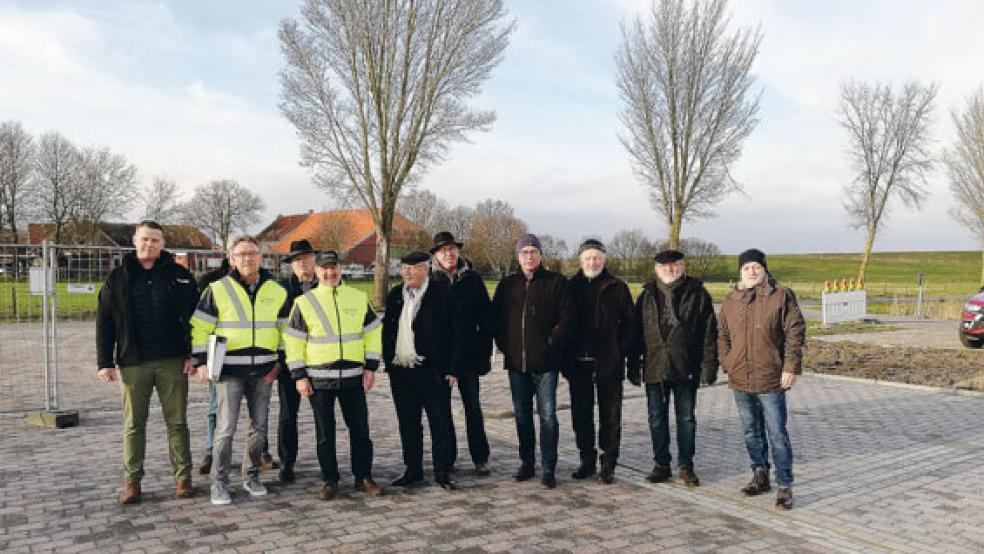 Bei der Bauabnahme (von links): Mathias Menninga (Karl Huneke Straßen- und Tiefbau GmbH, Leer), Walter Eberlei (Bauausschuss, verdeckt), Thorsten Kunst (Thalen Consult, Neuenburg), Dieter Gottwald (Bauausschuss), August Fittje (Thalen Consult), Helmut Seidemann, Ento Wübbena (beide Bauausschuss), Bürgermeister Hans-Peter Heikens, Arnold Venema, Jan Spin (beide Bauausschuss) und Ditzums Ortsvorsteher Konrad Kruse. © Foto: Gemeinde Jemgum