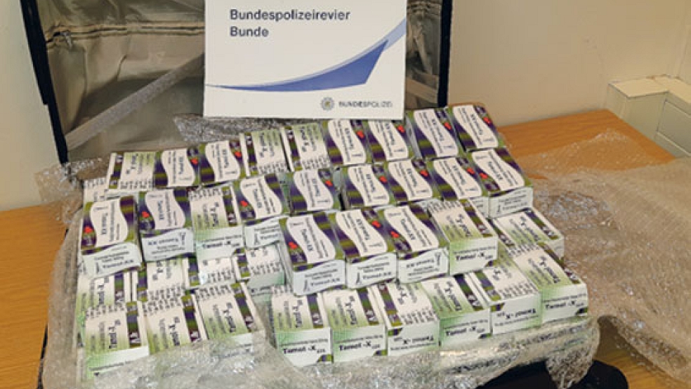 Der Koffer war randvoll gefüllt mit insgesamt 197 Schachteln eines rezeptpflichtigen Schmerzmittels. © Foto: Bundespolizei