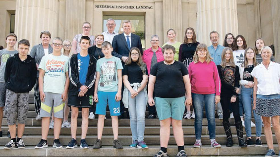 Den Landtag in Hannover besuchten die »Patenkinder« am 19. Juni 2019. Hinten links die SPD-Landtagsabgeordnete Johanne Modder, in der Bildmitte »Pate« Helmut Geuken, neben ihm der CDU-Landtagsabgeordnete Ulf Thiele und »Patin« Hildegard Hinderks. Rechts im Bild »Pate« Lutz Drewniok, im Vordergrund rechts Angelika Janssen-Harms. © Foto: Johanne Pastoor