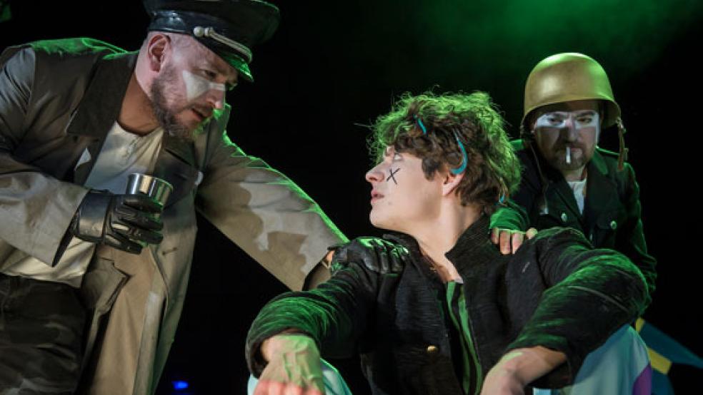 »Das ist Krieg. Eine schöne Einnahmequelle.« Mit »Mutter Courage« zeigt die Landesbühne ein Anti-Kriegsstück. Hier eine Szene aus der Aufführung. © Foto: Landesbühnet