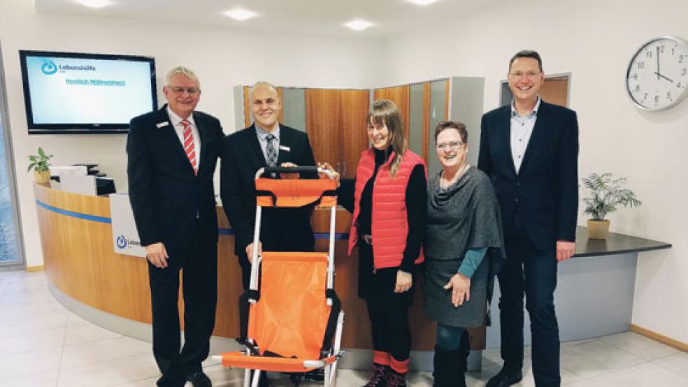 Frank Fastenau (von links) sowie Jan Straat vom Facility (beide Sparkasse) überreichten den Evakuierungsstuhl als Spende an Elke Fröhling-Flieger, Dr. Anke Hartwig und Erwin Koops (alle Lebenshilfe). © Foto: Lebenshilfe Leer