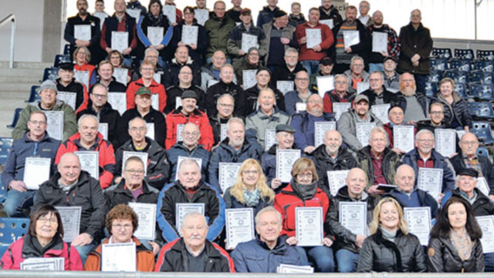 Nach der Siegerehrung und Pokalübergabe platzierten sich ein Großteil der Landesmeister auf der Tribüne der Ostfrieslandhalle in Leer zum Erinnerungsfoto. © Foto: Rassekaninchenzüchter im Kreisverband Ostfriesland 
