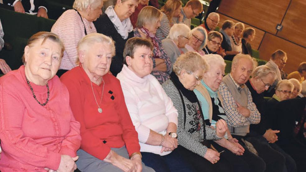 Bewohner des Altenzentrums Rheiderland sind jetzt von der Theatergruppe der Freiwilligen Feuerwehr Weener zu einer Vorstellung eingeladen worden.  © Foto: privat
