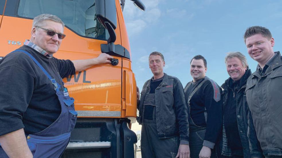 Diese kleine Kamera, auf die Werkstattleiter Hans-Peter Schnell seine Hand legt, kann Leben retten. Von der Feuerwehrtechnischen Zentrale des Landkreises Wittmund hat sich jetzt eine Delegation mit (von rechts) Daniel Fischer, Friedrich Behrends, Jan Brand und Bernard Groot bei den Stadtwerken in Leer informiert. © Foto: Stadtwerke Leer