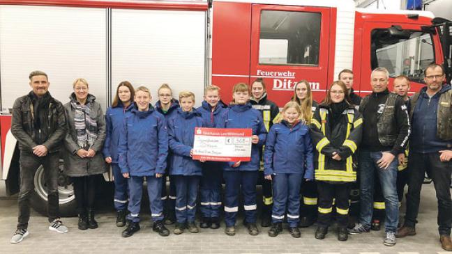 Zwei Spenden für Jugendfeuerwehr Ditzum
