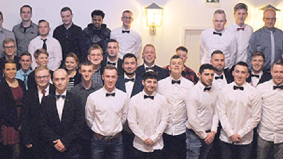 Die Auszubildenden aus dem Bereich der Innung der Metallhandwerke mit ihren Ehrengästen. © Foto: Wolters