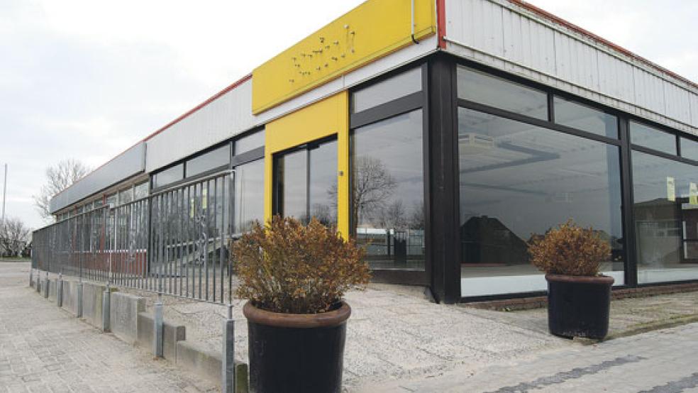 Auf dem Außengelände der früheren Autohaus-Halle sind die Vorbereitungen für die Eröffnung des HAWO-Sonderpostenmarktes weit gediehen. © Foto: Hoegen