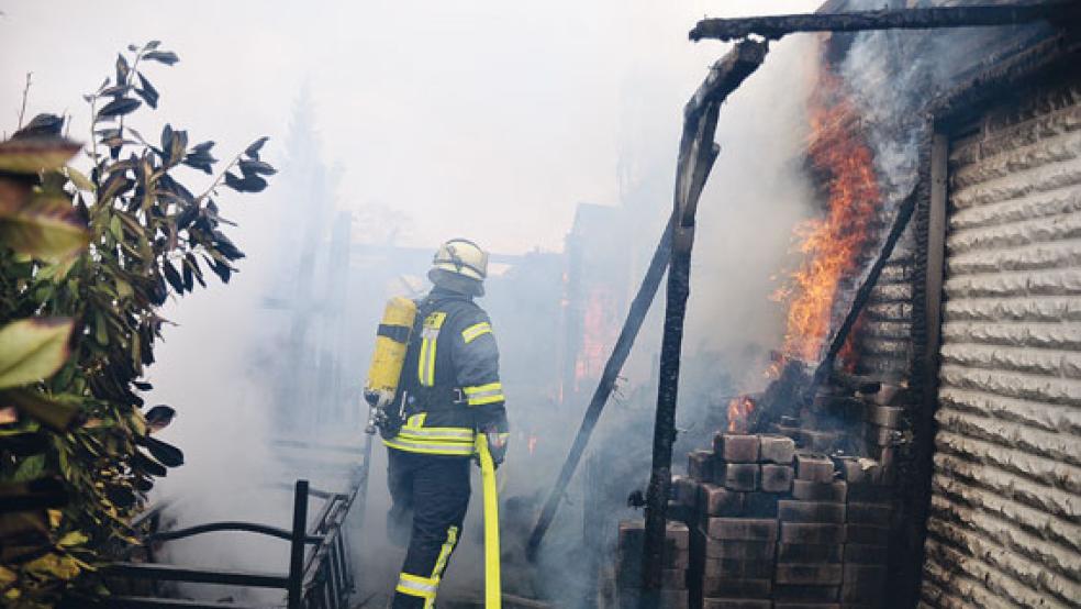 Ein Schuppen stand gestern Nachmittag im Graf-Uko-Weg in Leer in Flammen. © Foto: Wolters