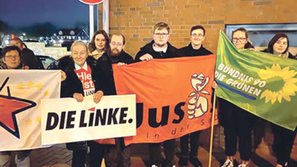 Machten gemeinsame Sache: Vertreter von Linke, Jungsozialisten (Jusos) und Grünen. Sie demonstrierten am Donnerstagabend in Leer vor der CDU-Parteizentrale.  © Foto: Jusos