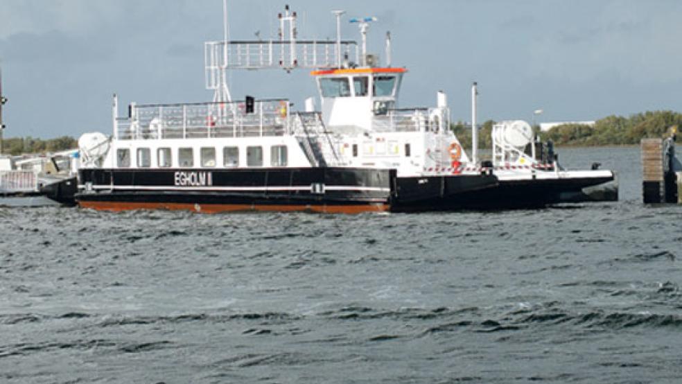 Mit strahlend weißem Decksaufbau und schwarzem Rumpf fährt die »Egholm II« zur gleichnamigen Insel. © Foto: Gerd Fiebiger