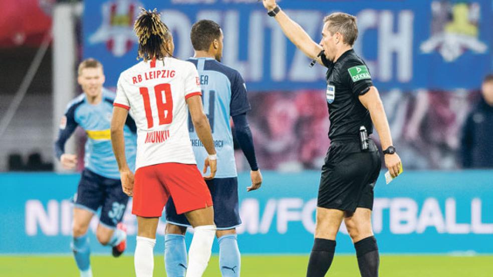 Da war es um ihn geschehen: Möchengladbachs Alassane Plea (hellblaues Trikot) wird wegen anhaltenden Meckerns von Schiedsrichter Tobias Stieler des Feldes verwiesen. © Foto: dpa/Picture Alliance