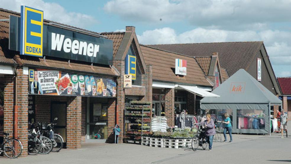 Der Laden-Komplex mit »Edeka«, »KiK« und »Aldi« an der Neuen Feldstraße in Weener soll ab dem 4. Mai abgerissen und anschließend durch einen Neubau ersetzt werden. © Foto: Szyska