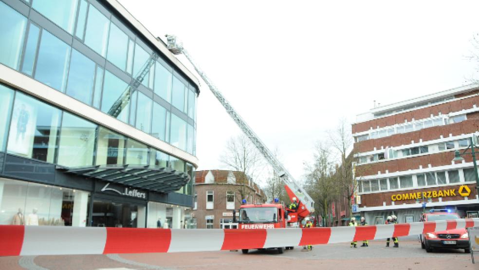 Auf dem Dach des Modehauses Leffers am Mühlenplatz in Leer kam es zu einem ersten Sturmschaden. © Foto: Wolters