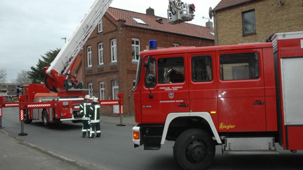 Die Risiusstraße in Weener wurde gegen 14 Uhr für den Einsatz der Hubrettungsbühne der Feuerwehr gesperrt. © Foto: Szyska