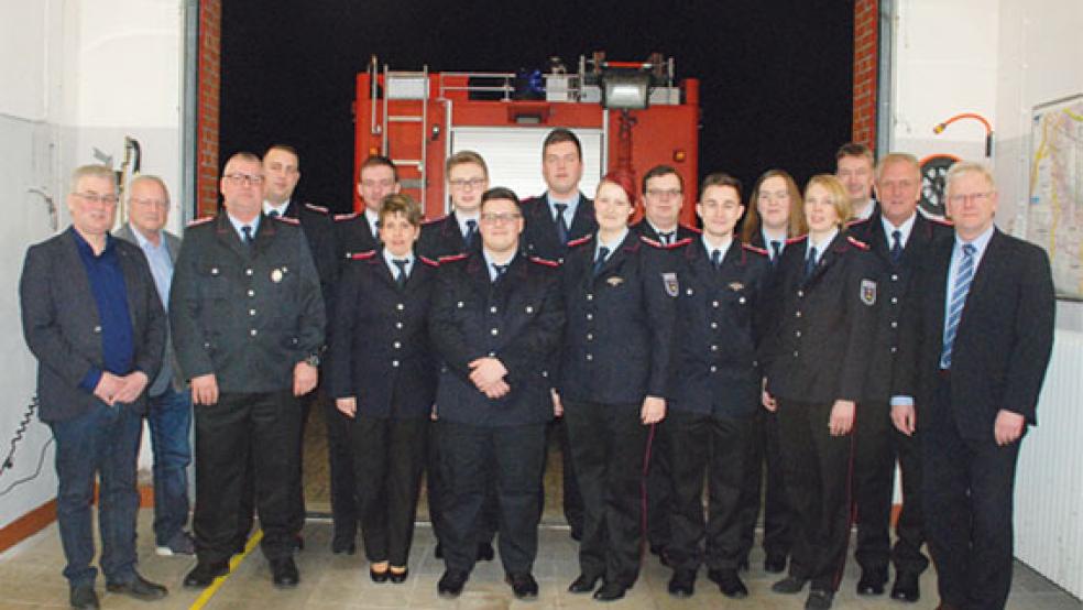 Elf Beförderungen sowie jeweils eine silberne Ehrung und eine Wahl zum Zeugwart standen am Freitagabend auf der Tagesordnung bei der Jahresversammlung der Freiwilligen Feuerwehr Holthusen. Zu den Gratulanten gehörten (von links) Hinderk Leemhuis (Ordnungsamt), Ortsvorsteher Gerrit Dreesmann und (rechts) Bürgermeister Ludwig Sonnenberg. © Fotos: Kuper