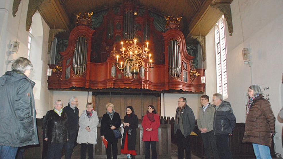 Vertreter der reformierten Kirchengemeinde mit Kirchenratsmitglied Volker Kraft (Dritter von links) an der Spitze und Landeskirchenmusikdirektor Winfried Dahlke als Orgelbeauftragter der Evangelisch-reformierten Kirche begrüßten neben Kulturstaatsministerin Monika Grütters auch die Bundestagsabgeordnete Gitta Connemann (beide CDU). © Fotos: Kuper
