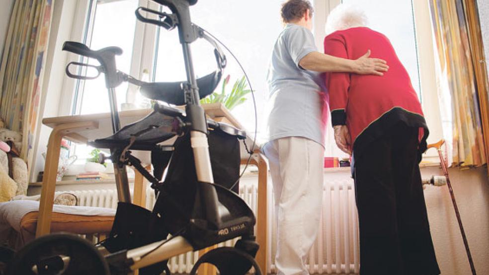 Rund um die Pflege geht es ab dem 13. März in Jemgum. Initiator und einer der Referenten der Vortragsreihe ist Frank Schüür vom Senioren- und Pflegestützpunkt des Landkreises Leer. © Foto: dpa